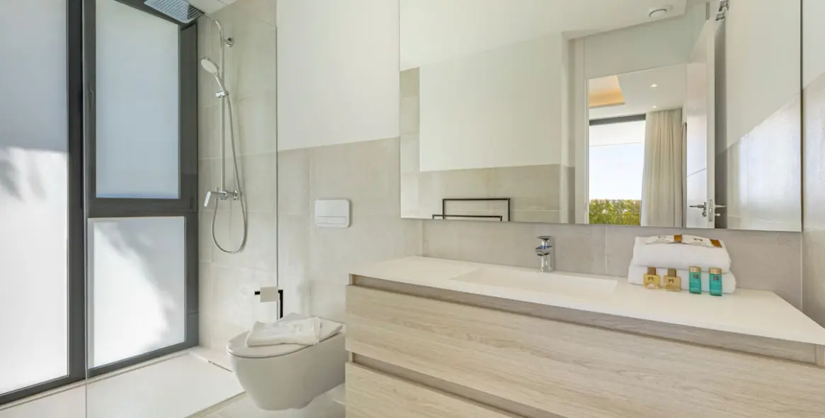 Sale of detached villa in El Paraiso 17