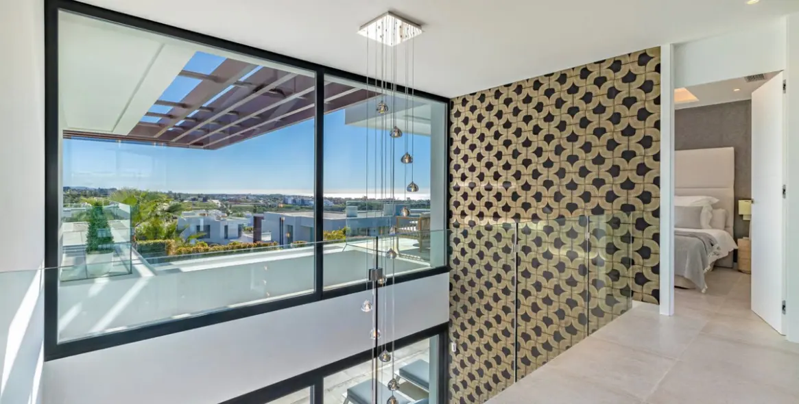 Sale of detached villa in El Paraiso 18