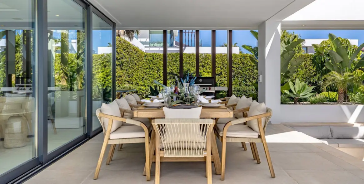Sale of detached villa in El Paraiso 21