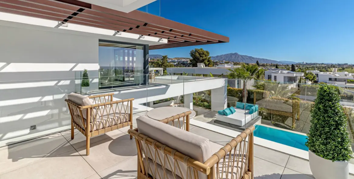 Sale of detached villa in El Paraiso 22