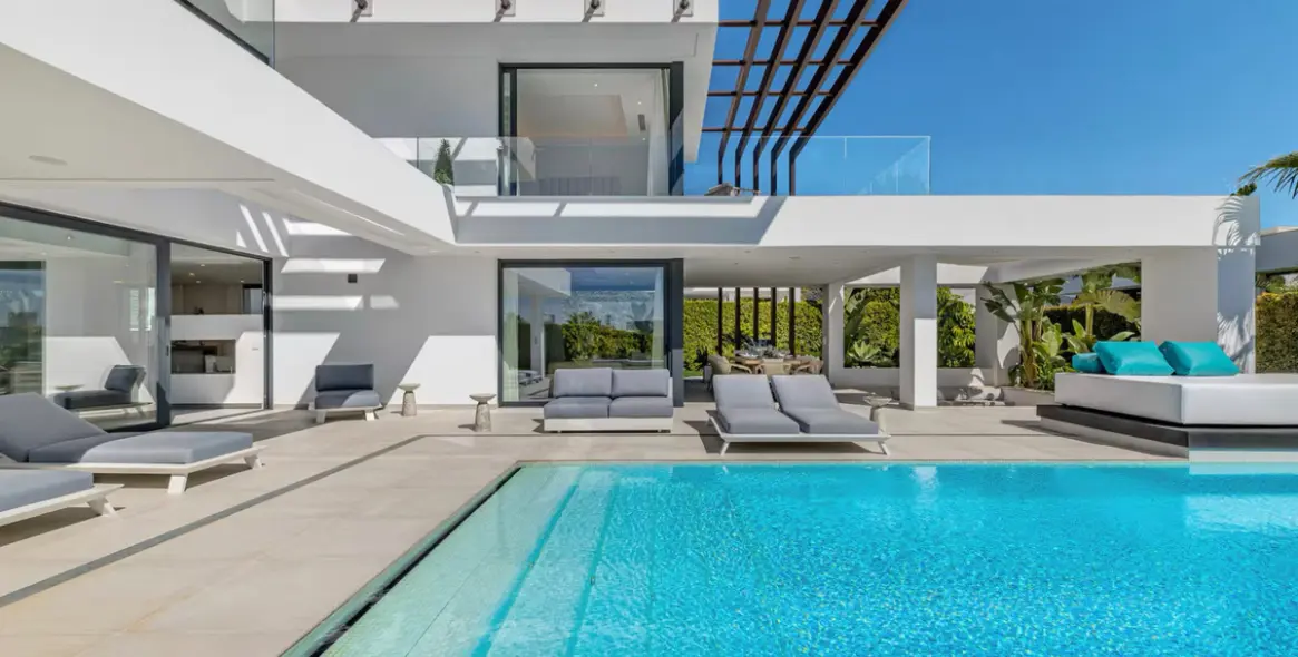 Sale of detached villa in El Paraiso 23