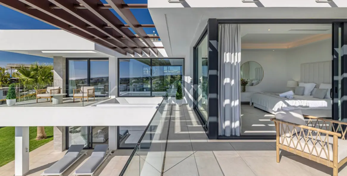 Sale of detached villa in El Paraiso 24