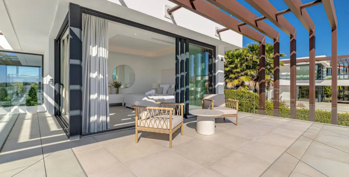Sale of detached villa in El Paraiso 25