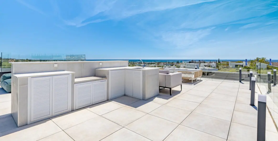 Sale of detached villa in El Paraiso 26