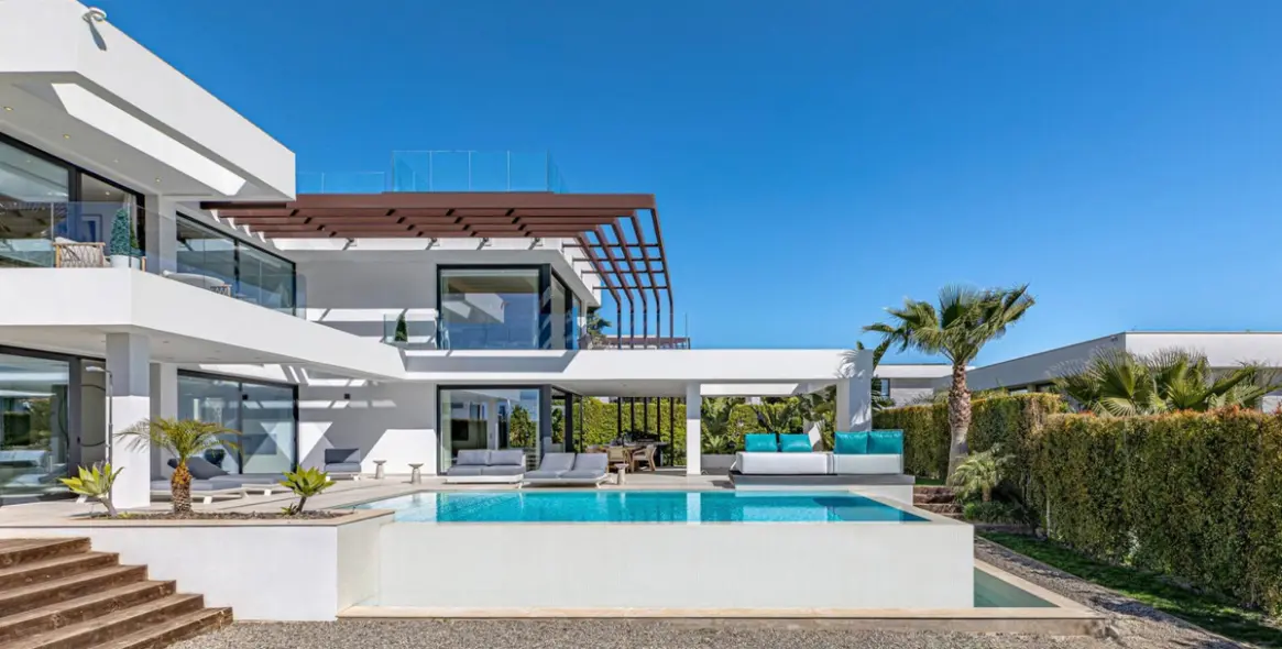 Sale of detached villa in El Paraiso 27