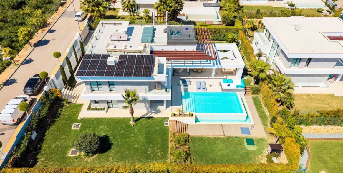 Sale of detached villa in El Paraiso 28