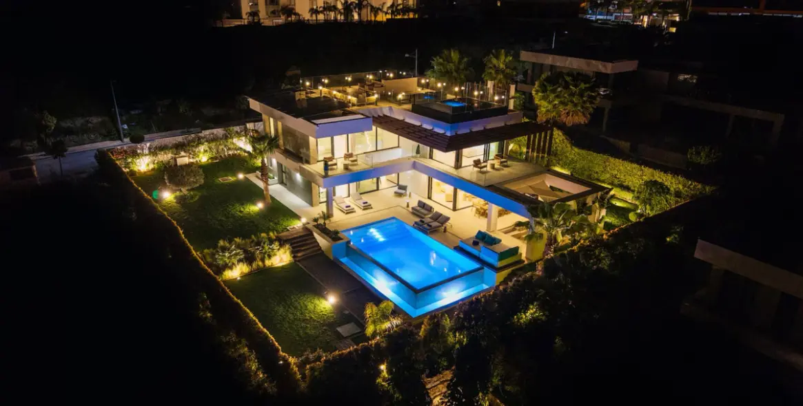 Sale of detached villa in El Paraiso 29