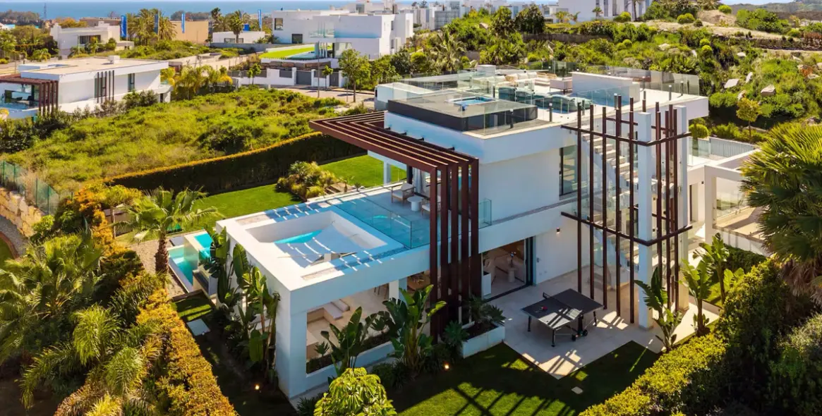 Sale of detached villa in El Paraiso 30