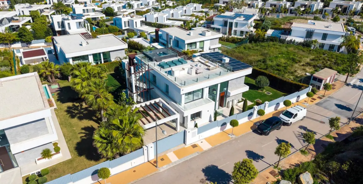 Sale of detached villa in El Paraiso 32