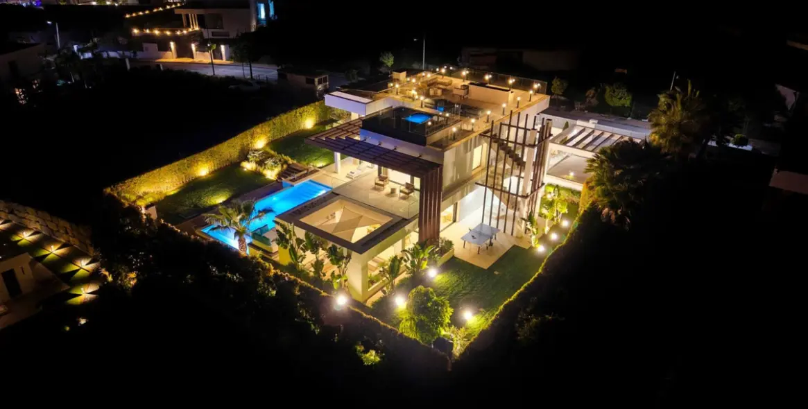 Sale of detached villa in El Paraiso 34