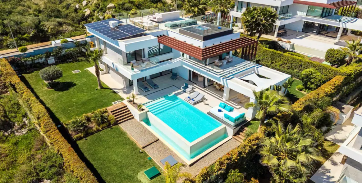 Sale of detached villa in El Paraiso 35
