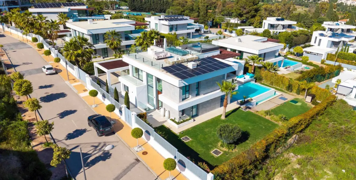 Sale of detached villa in El Paraiso 37