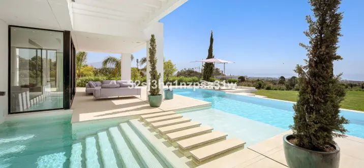 Short-term rent of detached villa in Estepona 0