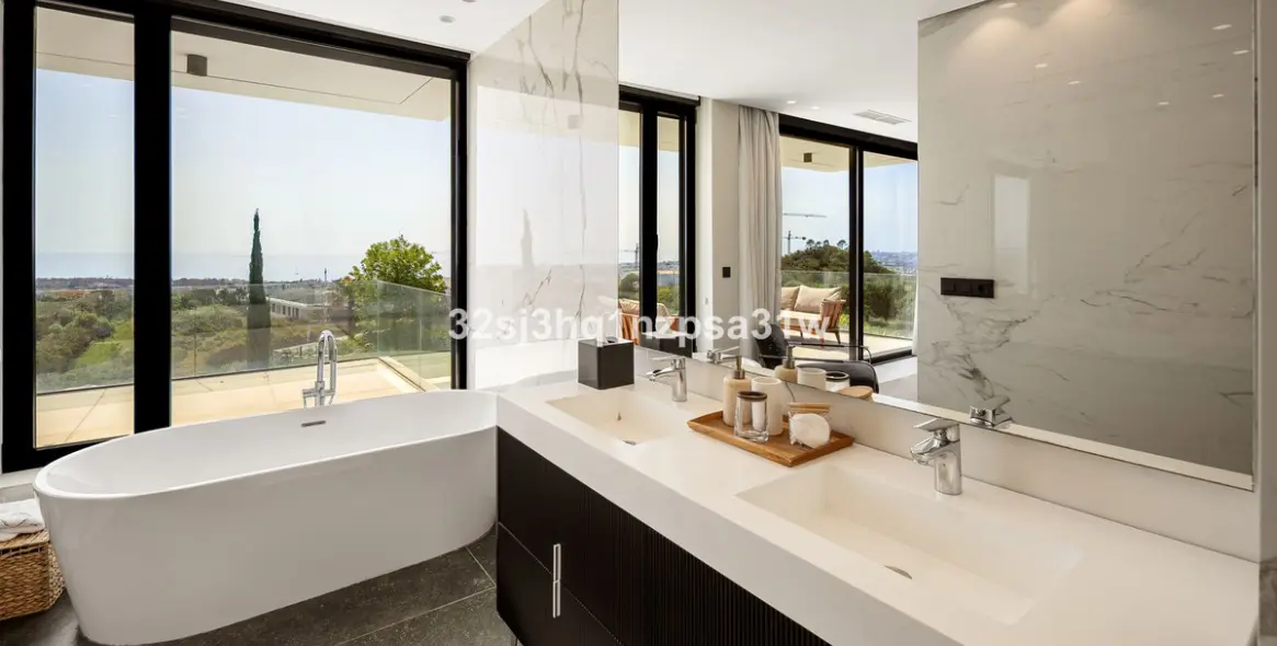 Short-term rent of detached villa in Estepona 16
