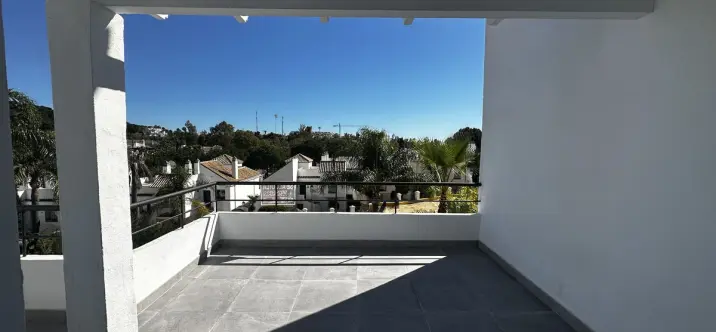 Venta de apartamento en planta media en Nueva Andalucía 2