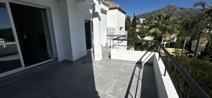 Venta de apartamento en planta media en Nueva Andalucía 3