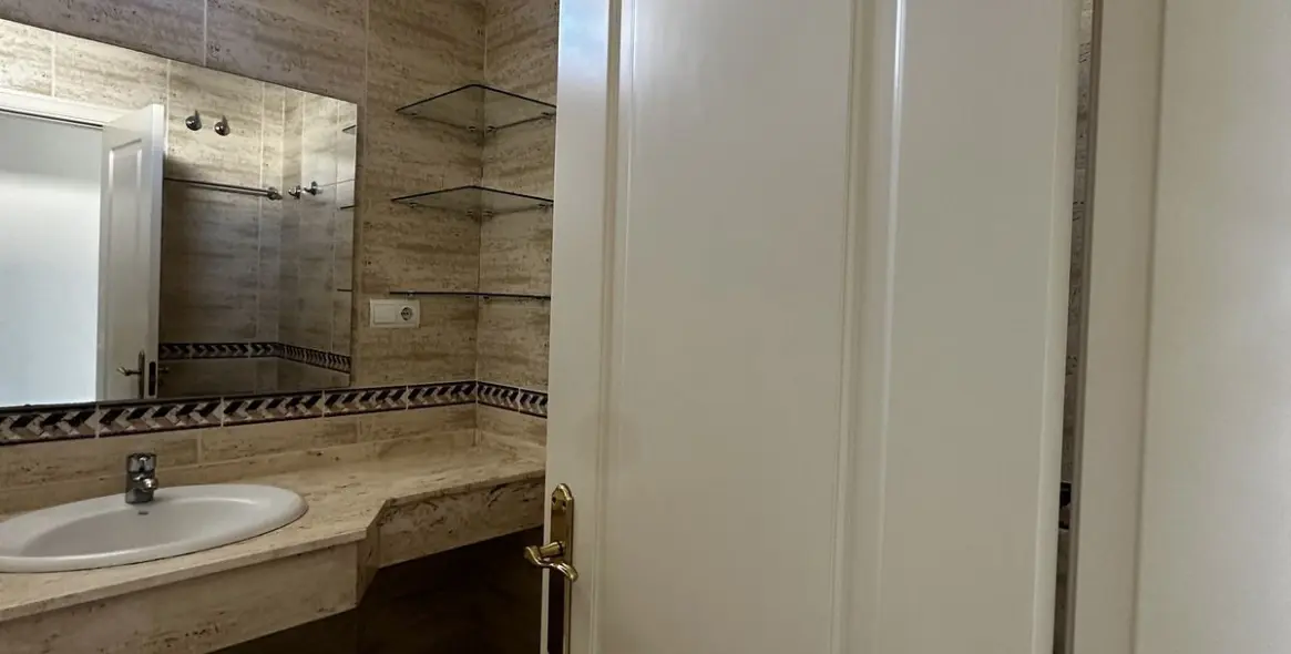 Venta de apartamento en planta media en Nueva Andalucía 14
