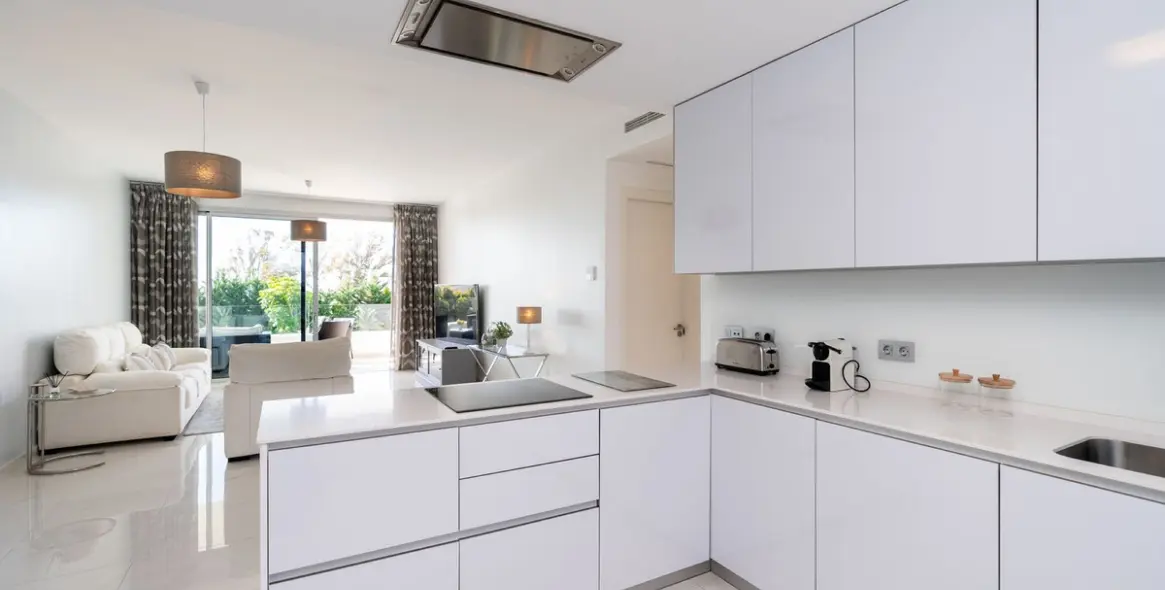 Sale of middle floor apartment in Bel Air 10