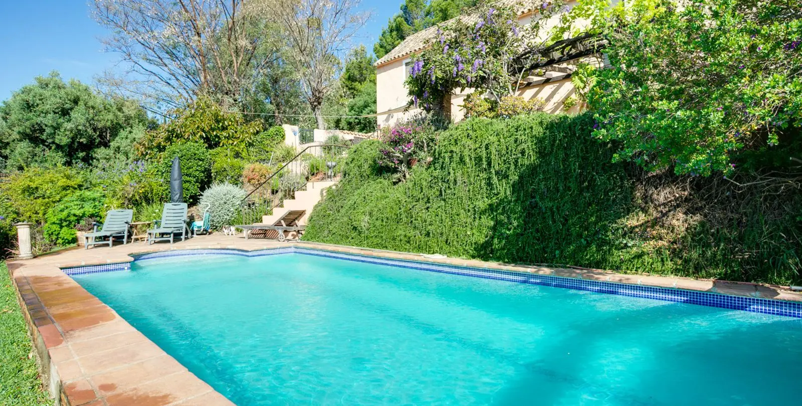 Sale of detached villa in Estepona 1