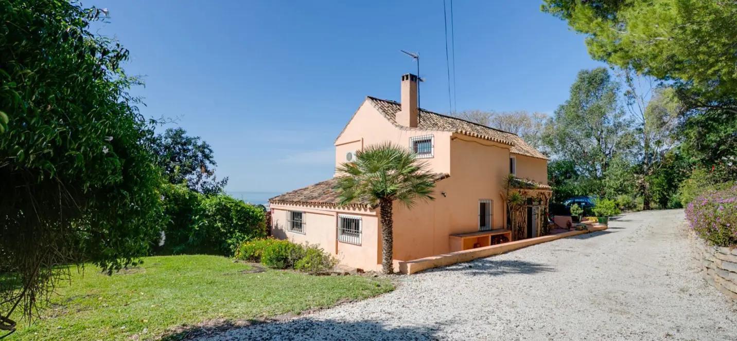 Продажа  отдельно стоящей виллы в Estepona 2