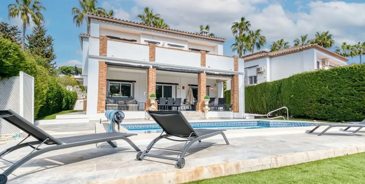 Sale of detached villa in Calahonda 2