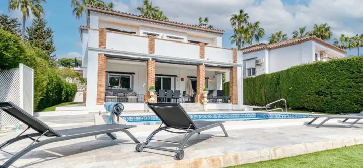 Sale of detached villa in Calahonda 1