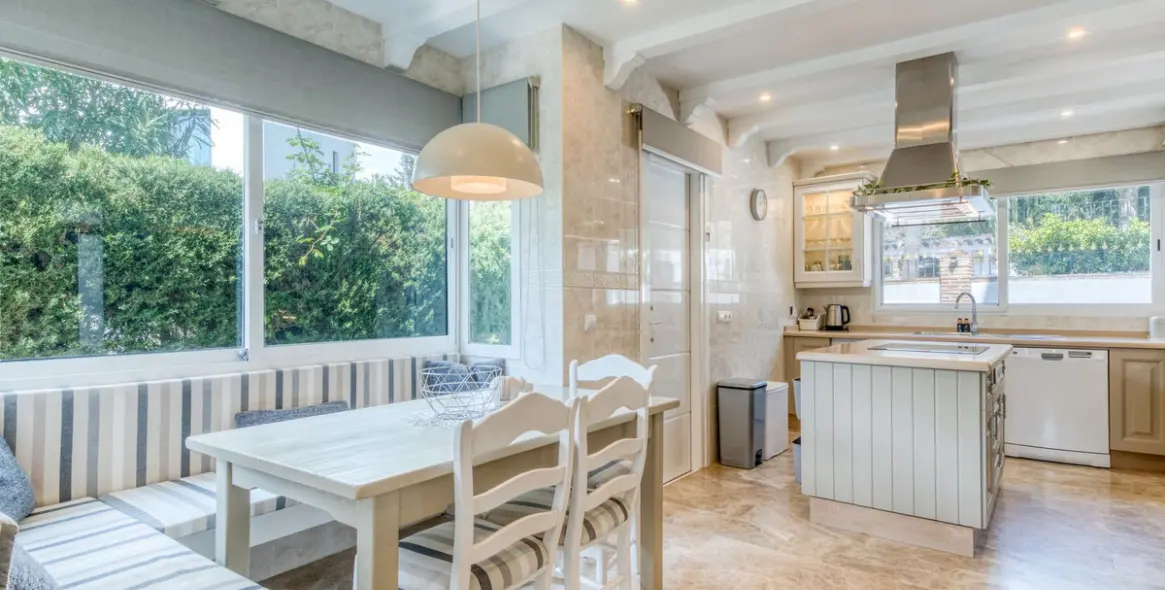 Sale of detached villa in Calahonda 7