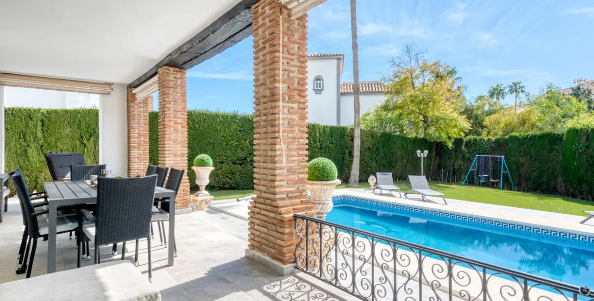 Sale of detached villa in Calahonda 11