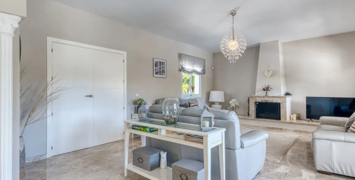 Sale of detached villa in Calahonda 13