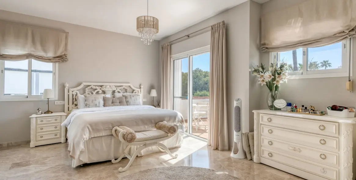 Sale of detached villa in Calahonda 14