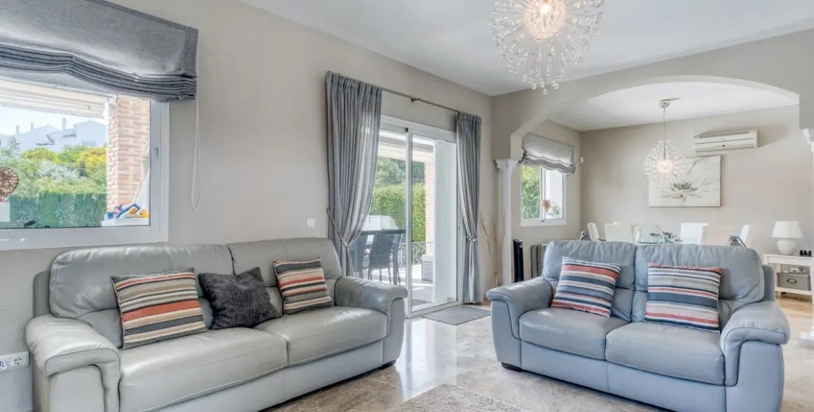 Sale of detached villa in Calahonda 17