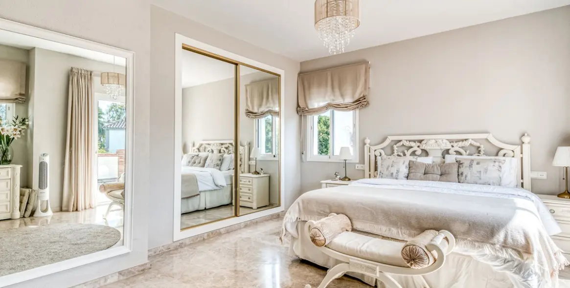 Sale of detached villa in Calahonda 23
