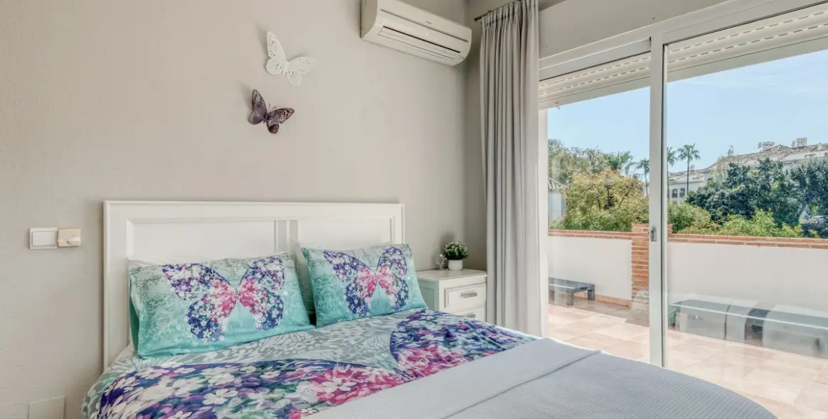 Sale of detached villa in Calahonda 24