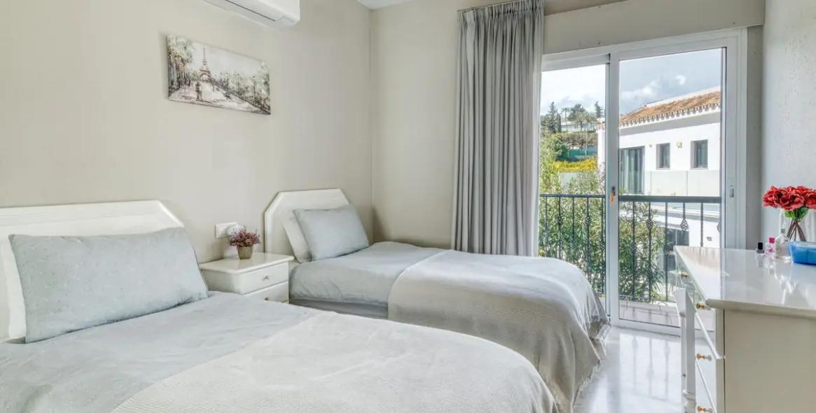 Sale of detached villa in Calahonda 27