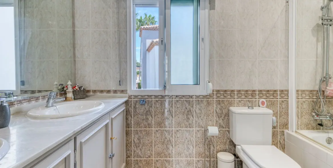 Sale of detached villa in Calahonda 30