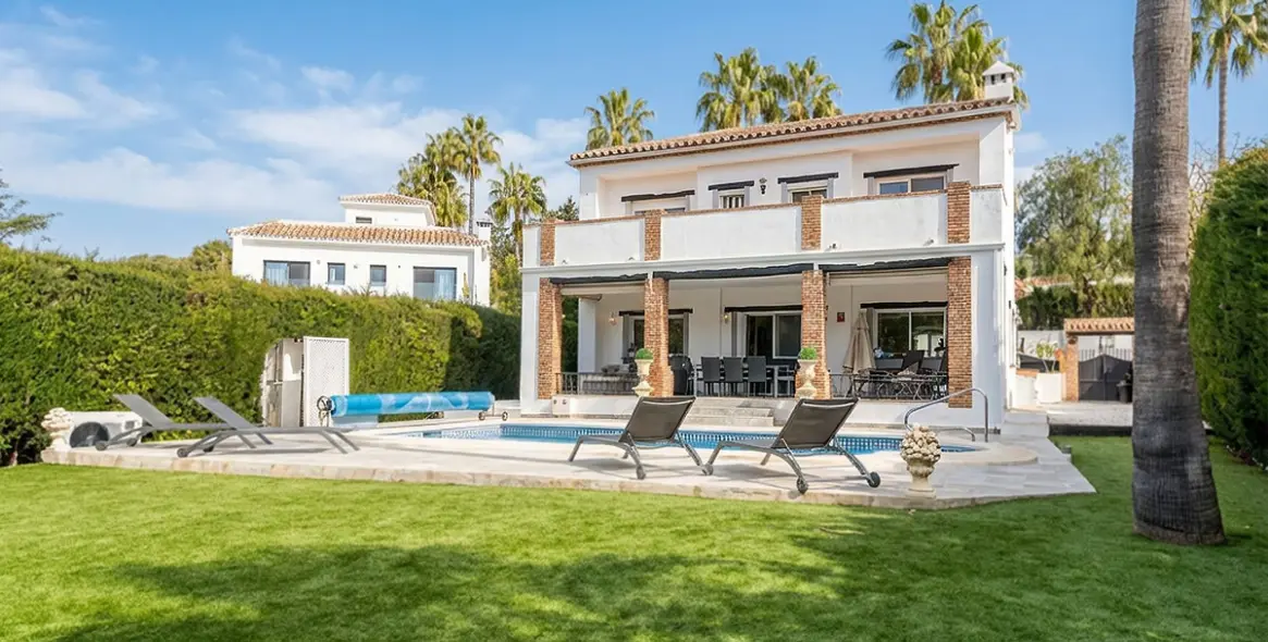 Sale of detached villa in Calahonda 33