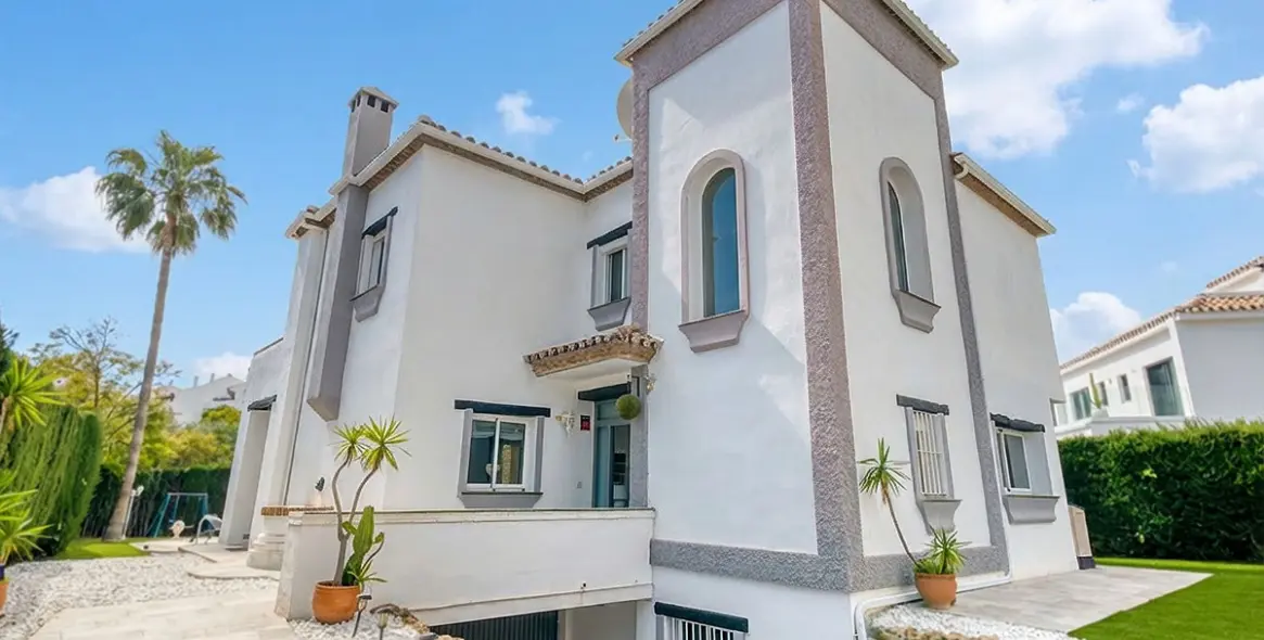 Sale of detached villa in Calahonda 35