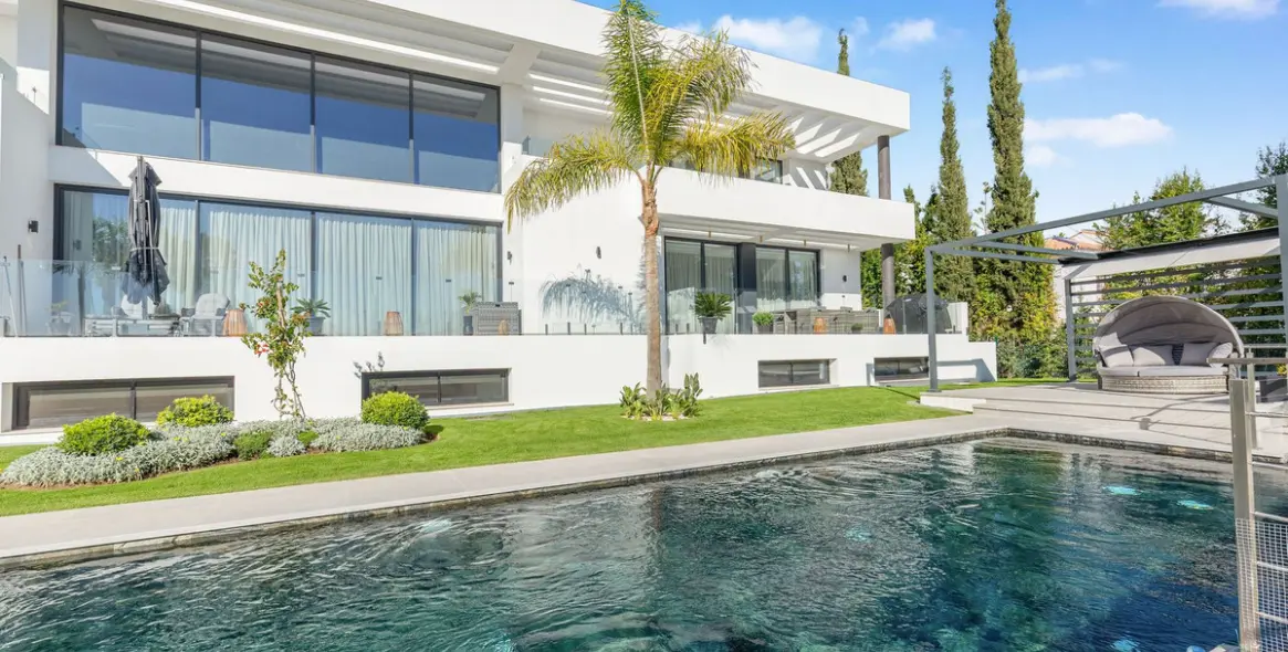 Sale of detached villa in El Paraiso 1