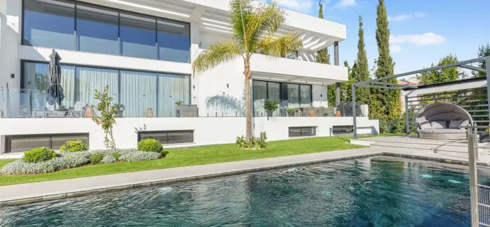 Sale of detached villa in El Paraiso 0