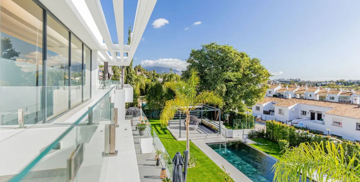 Sale of detached villa in El Paraiso 2