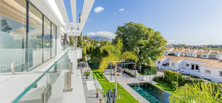 Sale of detached villa in El Paraiso 1