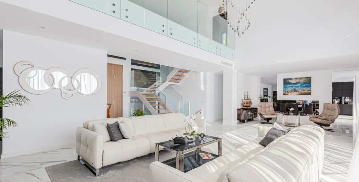 Sale of detached villa in El Paraiso 3