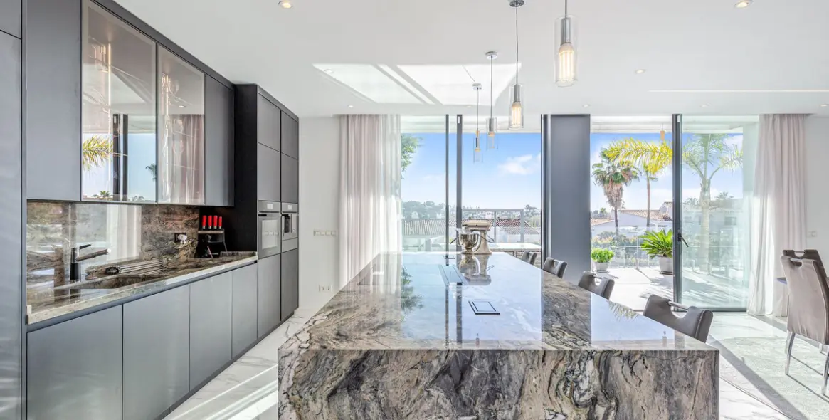 Sale of detached villa in El Paraiso 4