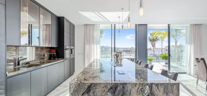 Sale of detached villa in El Paraiso 3