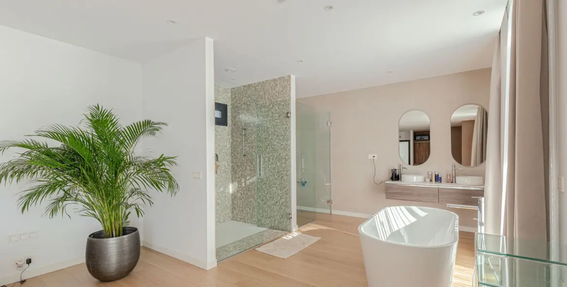 Sale of detached villa in El Paraiso 7