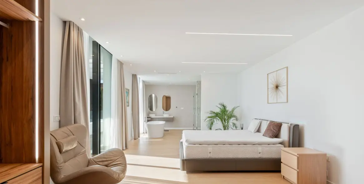 Sale of detached villa in El Paraiso 10