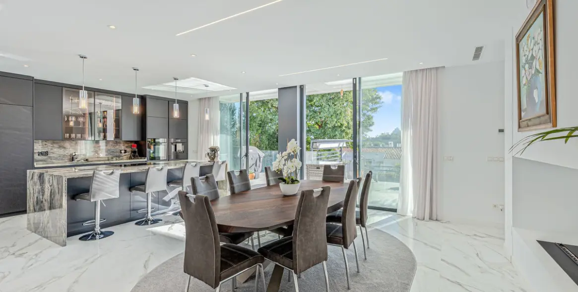 Sale of detached villa in El Paraiso 13
