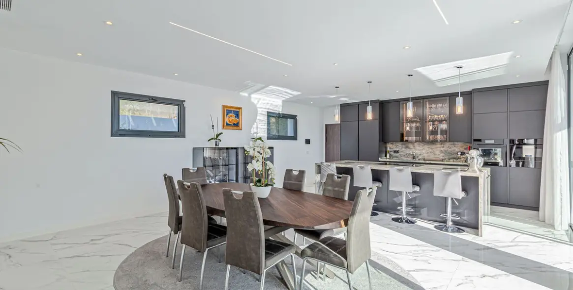 Sale of detached villa in El Paraiso 14