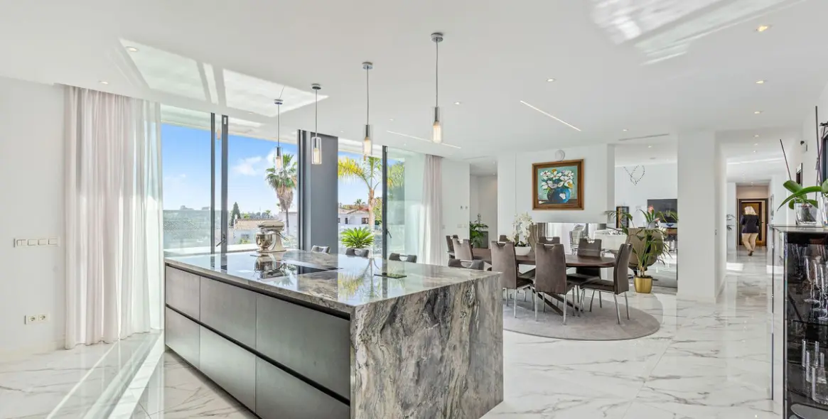 Sale of detached villa in El Paraiso 15