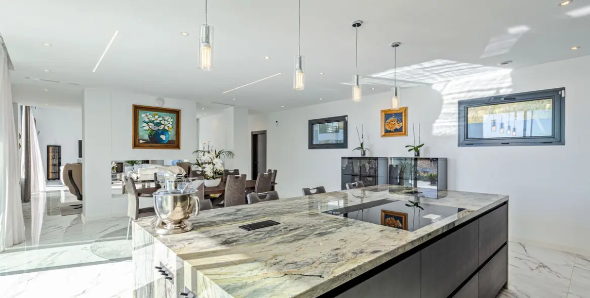 Sale of detached villa in El Paraiso 16
